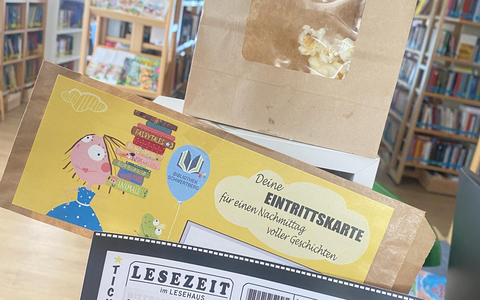 Ein Kinoticket vor einer Tüte Popcorn