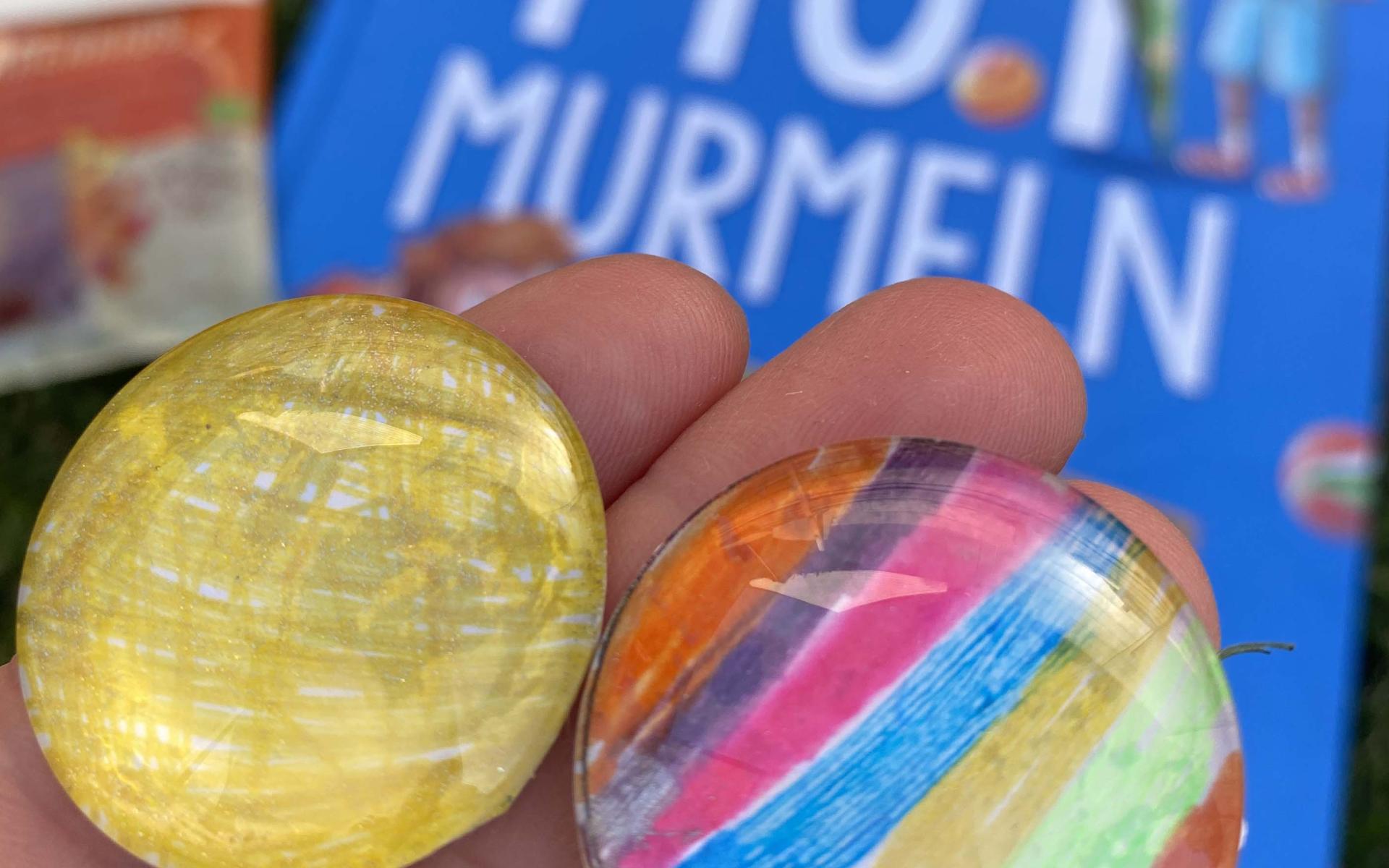 Zwei Glassteine die bunt bemalt sind