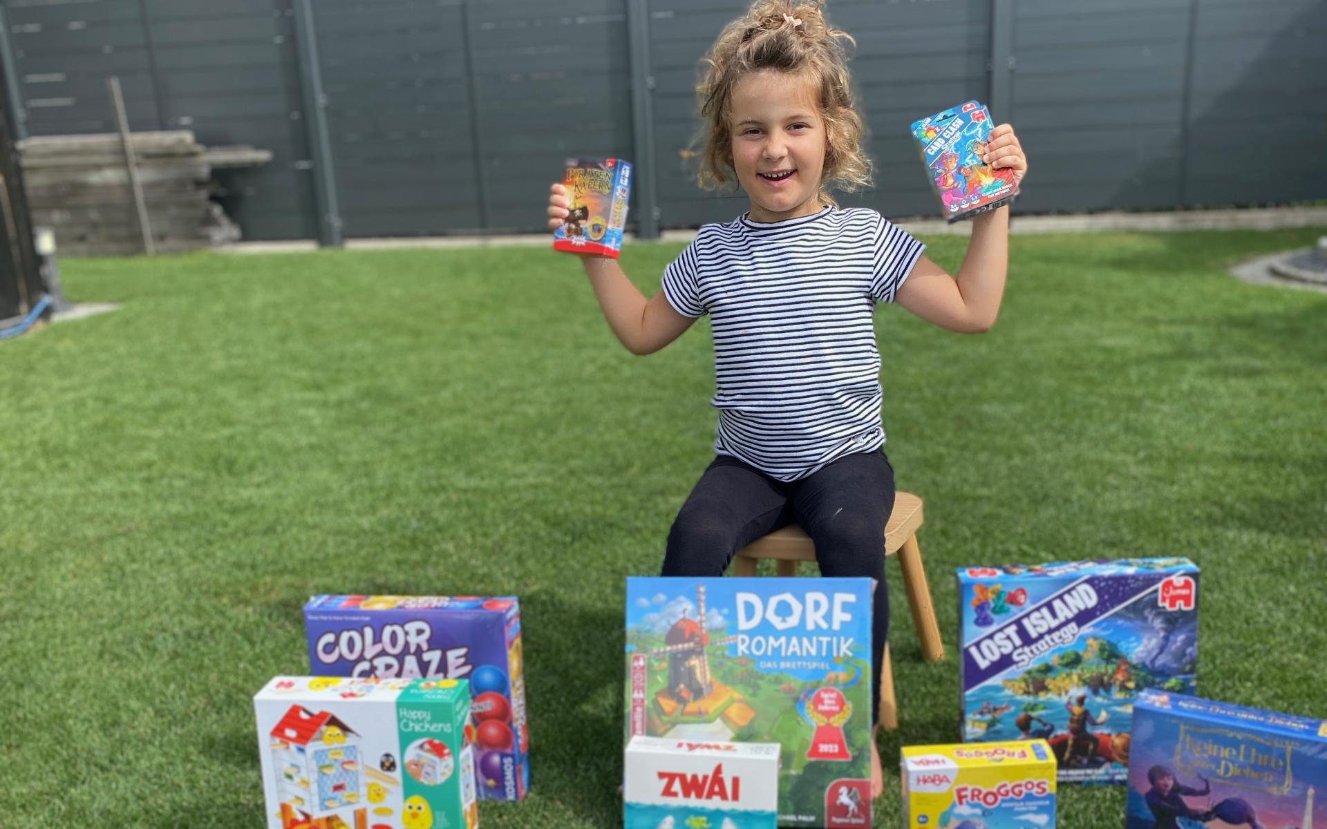 Ein Mädchen hält Spiele in die Kamera