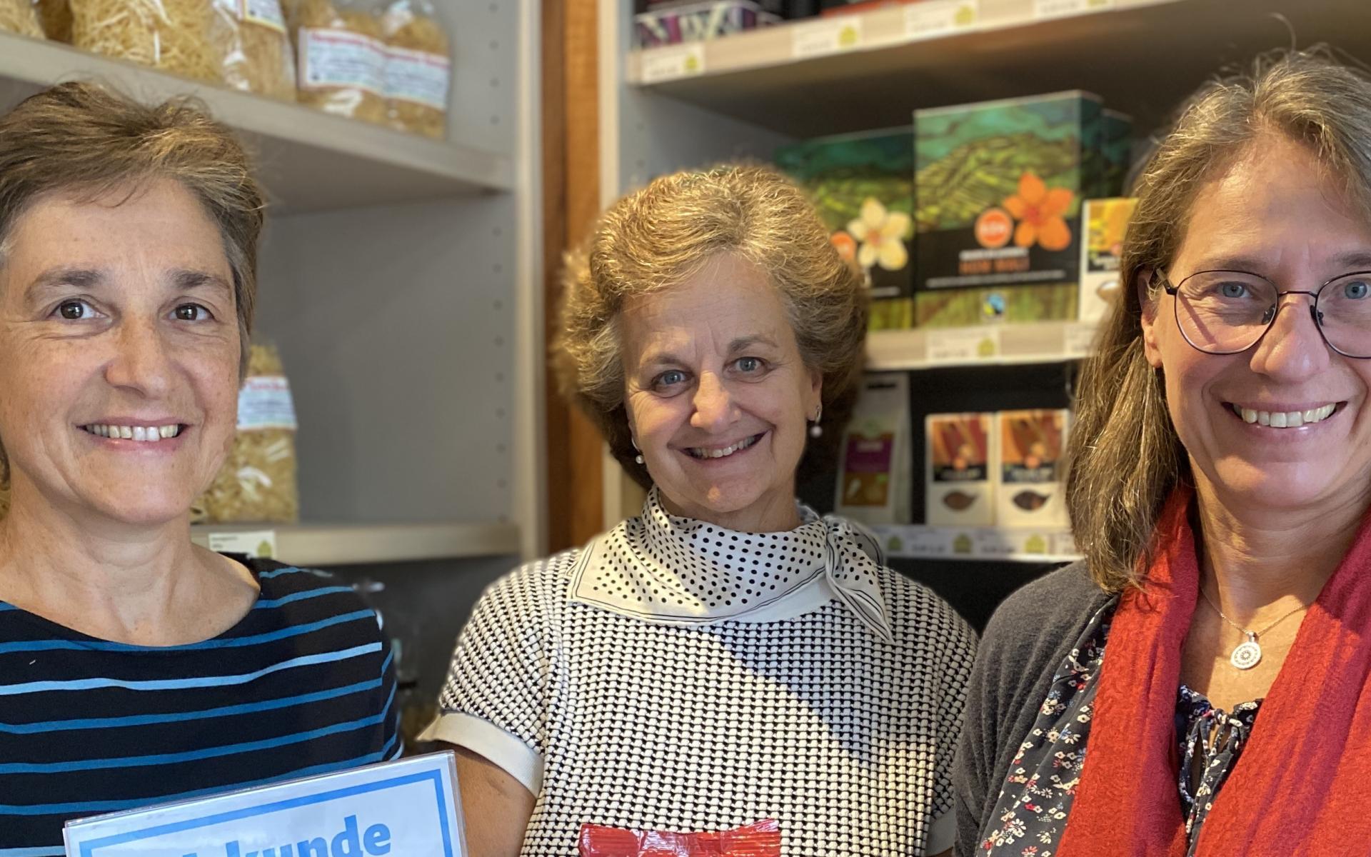 Drei Frauen vor einem Regal