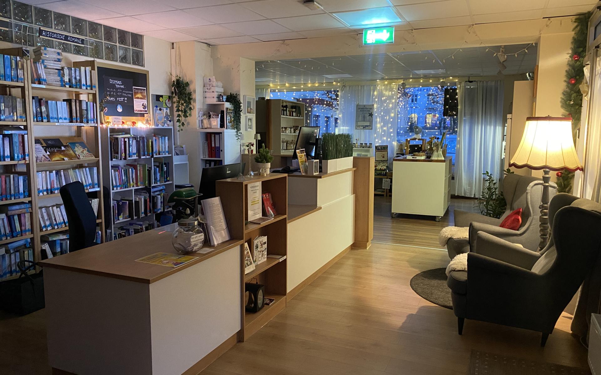 Die Bibliothek von Innen mit Weihnachtsbeleuchtung