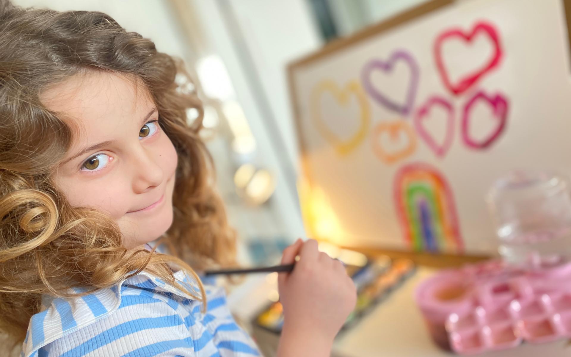 Ein Mädchen malt Bilder