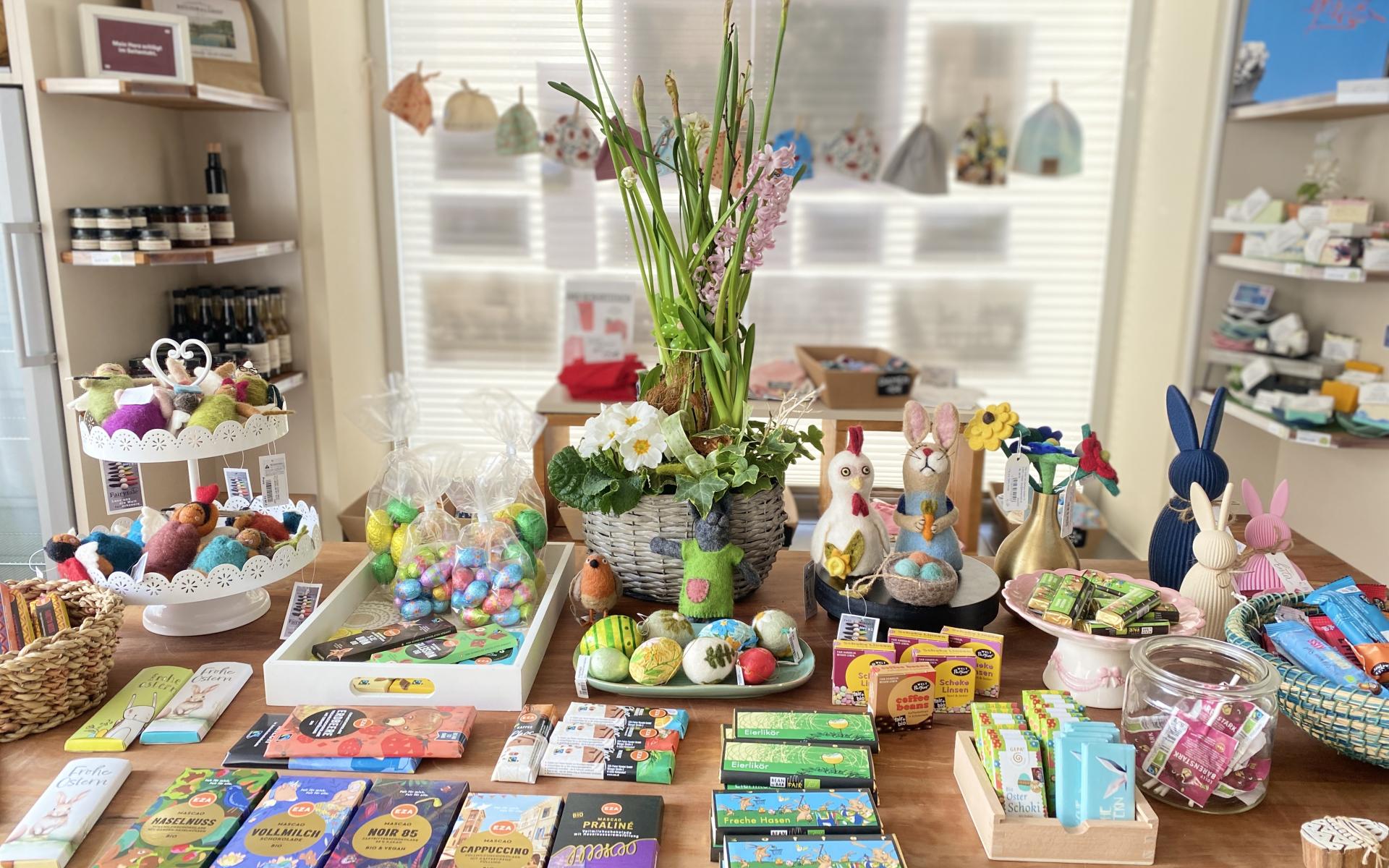 Ein Tisch gedeckt mit Osterdeko und Schokolade