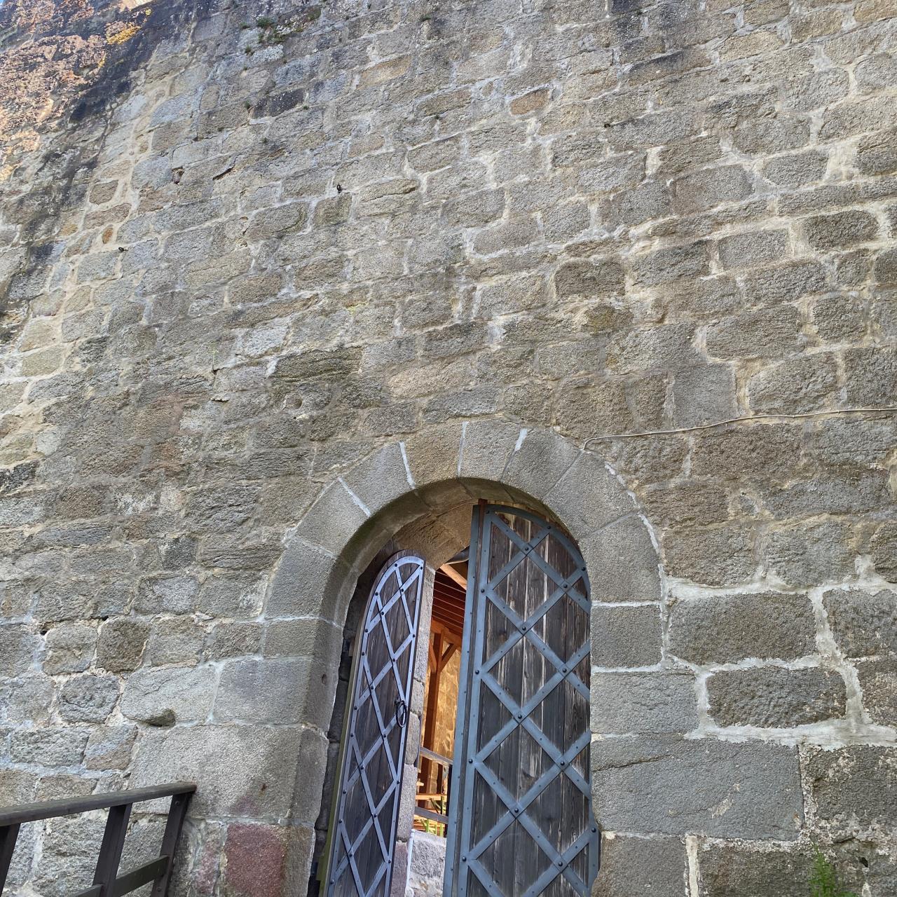 Das Eingangstor zur Burgruine Windegg