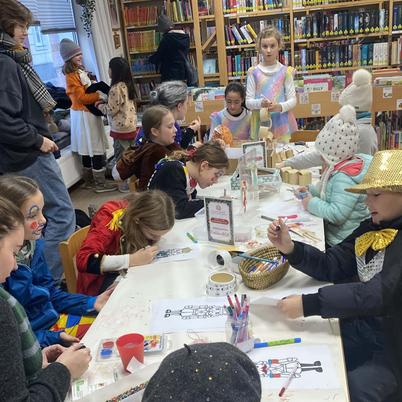 Kinder sitzen am Tisch und basteln