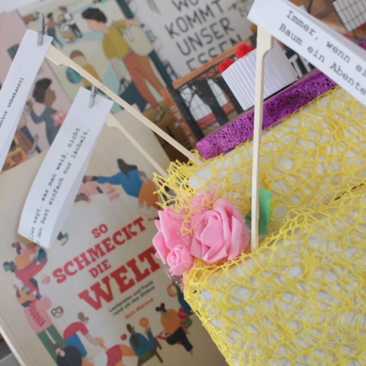 Büchersprüche stecken auf einer Torte