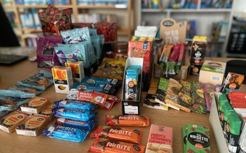 Fairtrade Produkte wie Schokolade, Kaffee und Süßigkeiten 