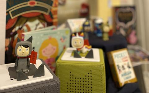 Eine Präsentation von Büchern, Tonies, Tonieboxen und einem Turm