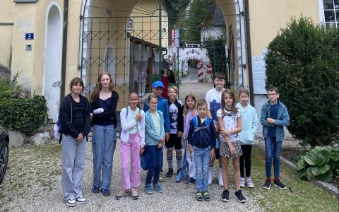 Eine Gruppe von Kinder unter einem Rundbogen