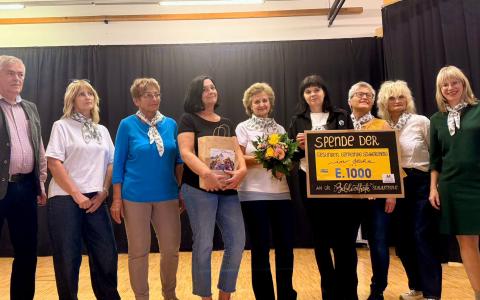 viele Personen stehen auf einer Bühne