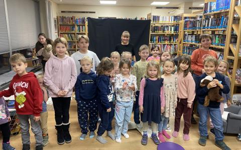 Viele Kinder in der Bibliothek