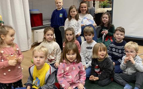 viele Kinder mit Vorleserin Julia Ribbeck